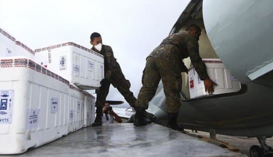 Imagem de Com mais de 1 milhão de doses, chega ao Brasil primeiro lote de vacinas contra Covid-19 de 2022; saiba mais