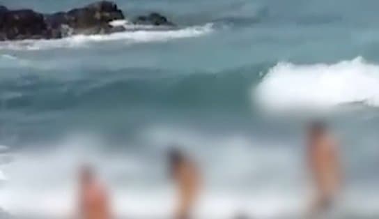 Imagem de Naturistas da Barra: sem roupas, quarteto toma banho de mar à luz do dia em ponto turístico de Salvador; assista 