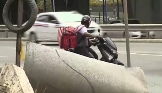 Imagem de Na cara da lei! Perto do Detran, em Salvador, motociclistas fazem as próprias leis e dão diversas "roubadinhas" 