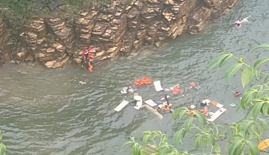 Imagem de Bloco de rochas desaba e atinge lanchas em Minas Gerais; veja vídeo