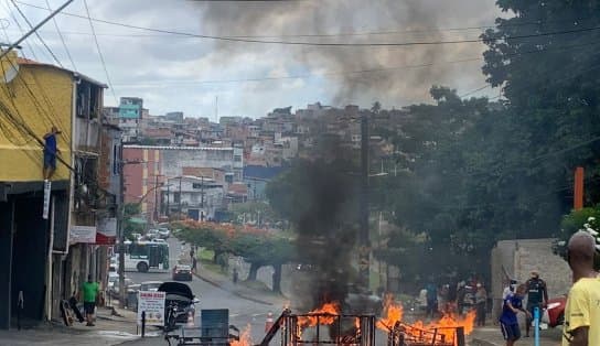 Imagem de Moradores do Garcia fecham rua e alegam que colégio em situação precária ameaça segurança de quem passa no local