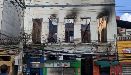 Imagem de Corpo de Bombeiros debela incêndio de casarão no Campo da Pólvora e Defesa Civil avalia riscos na edificação