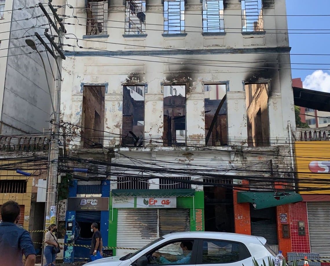 Corpo de Bombeiros debela incêndio de casarão no Campo da Pólvora e Defesa Civil avalia riscos na edificação