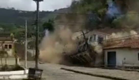 Imagem de Casarão é atingido por avalanche de terra em Minas Gerais e vídeo impressiona; assista 