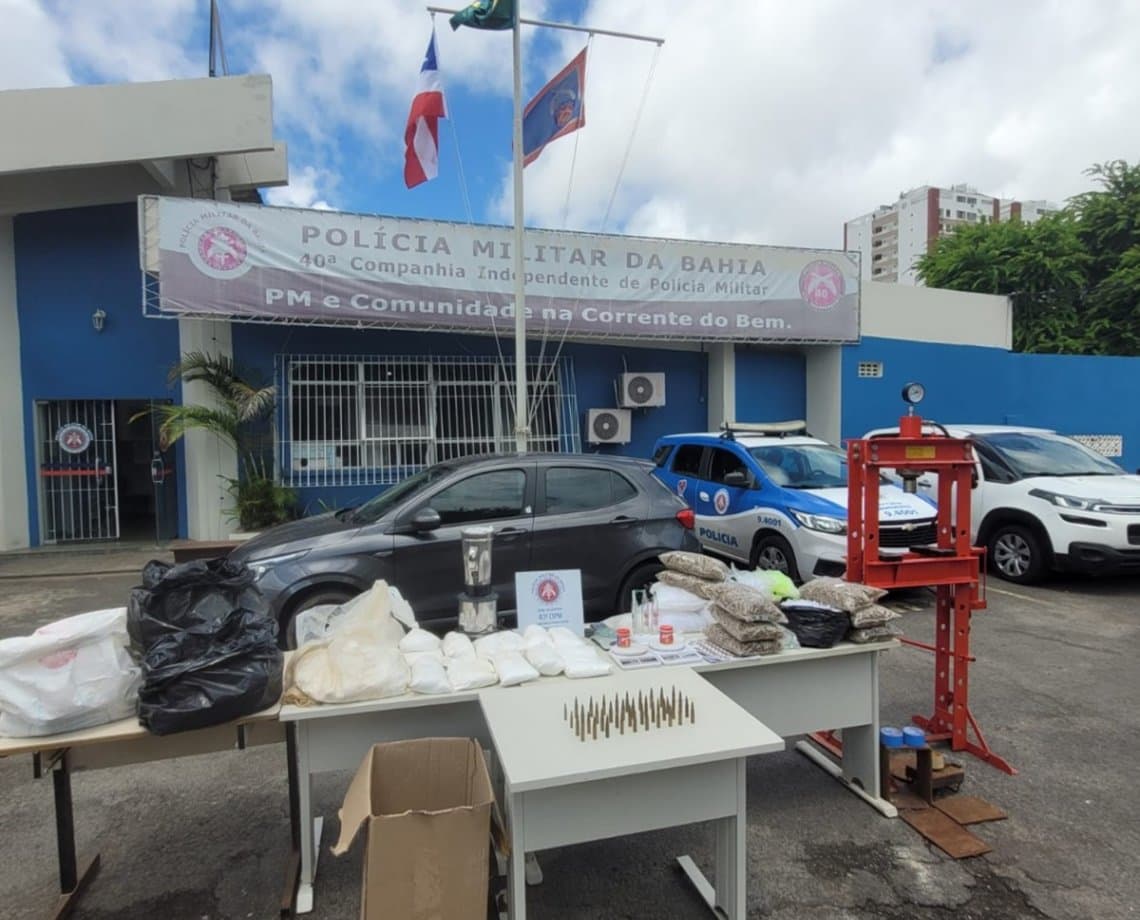 PM invade laboratório do Comando Vermelho e acha 21 quilos de cocaína na Santa Cruz; munições de guerra também são localizadas