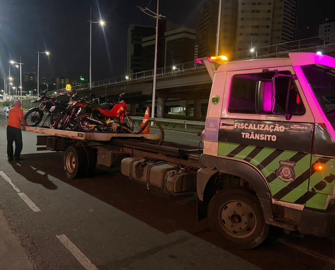 Velozes e surpreendidos: PM apreende 10 motos de "arruaceiros do asfalto" em Salvador; "oportunidade perfeita", diz oficial