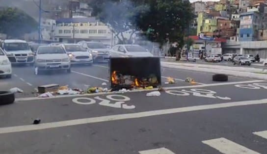 Imagem de Alegando inocência, moradores fazem ato após morte de jovens; polícia diz que haviam homens armados no protesto