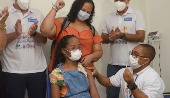 Imagem de Já tem baianinho de 11 anos vacinado em Salvador! Imunização infantil ainda conta com brindes e brincadeiras