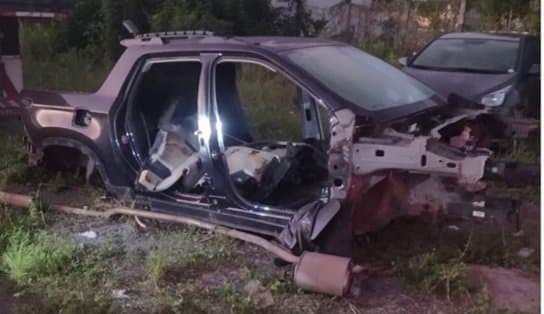 Imagem de Políciais encontram ponto de desmanche de carros no meio de mata fechada em Feira de Santana