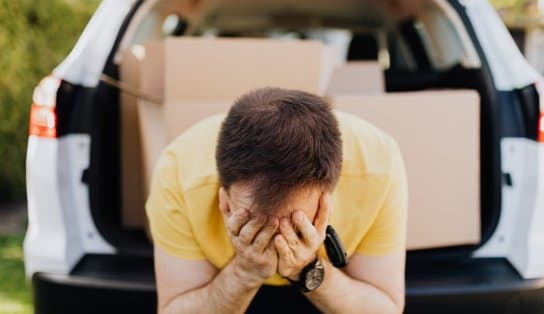 Imagem de Mãe prende filho de 13 anos no porta-malas do carro para fazer quarentena após ele testar positivo pra Covid