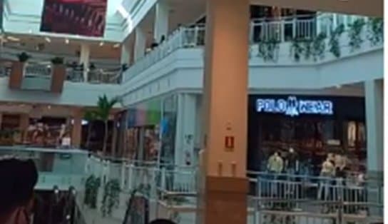 Imagem de VÍDEO: venda dá errado e clientes caem na briga em shopping de Salvador; sobrou até para as cadeiras