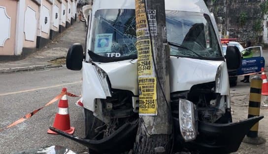 Imagem de Acidente com van que transportava pacientes do interior da Bahia em tratamento na capital deixa, ao menos, cinco feridos