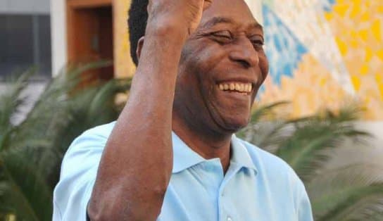 Imagem de Pelé recebe alta após internação para tratamento de tumor no cólon e homenageia Elza soares: "foi uma lenda"