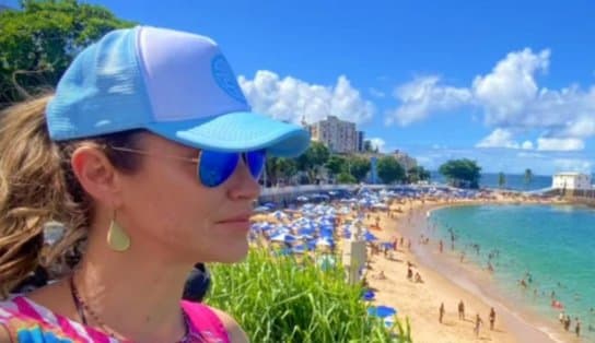 Imagem de Luana Piovani curte praia em Salvador e conta emoção ao comer acarajé; "Bahia minha por**!"