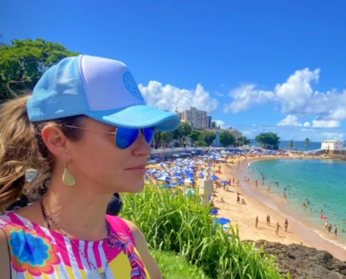 Luana Piovani curte praia em Salvador e conta emoção ao comer acarajé; "Bahia minha por**!"