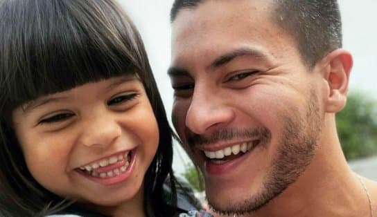 Imagem de Filha de Arthur Aguiar e Maíra Cardi sofre parada respiratória e vai para UTI; "problema de respirar é sério", diz mãe