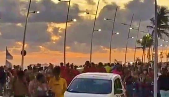 Imagem de Fim da tarde na Barra tem aglomeração, pôr do sol e até sambão: parecia até Carnaval; assista 