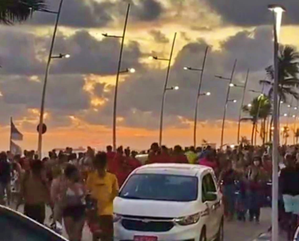 Fim da tarde na Barra tem aglomeração, pôr do sol e até sambão: parecia até Carnaval; assista 