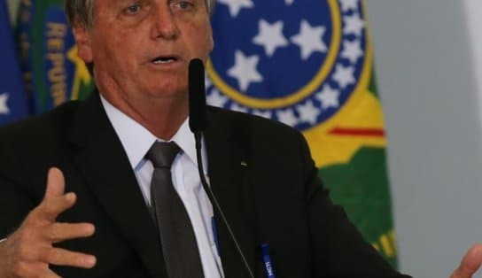 Imagem de Bolsonaro promete reajuste salarial de 33% para os professores: "governadores não querem", diz presidente