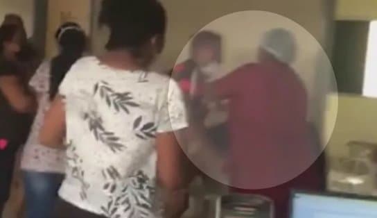 Imagem de Vídeo: médica desmaia após ser agredida a socos por casal em posto de saúde; teste de Covid pode ter motivado agressão