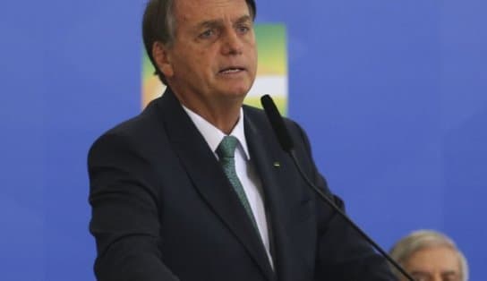 Imagem de Bolsonaro volta atrás e anula decretos que revogavam luto oficial; "em respeito à história e à memória dos falecidos"