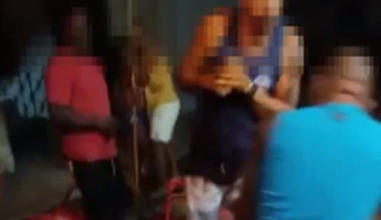 Imagem de Homem recebe nocaute impressionante durante briga em bar de Salvador; assista ao vídeo