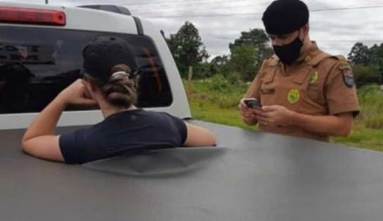 Imagem de Após flagrar traição em motel, mulher entra na traseira de caminhonete do marido e se recusa a sair; veja vídeo