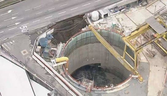 Imagem de Obra do Metrô cede asfalto e abre cratera na Marginal Tietê em São Paulo 