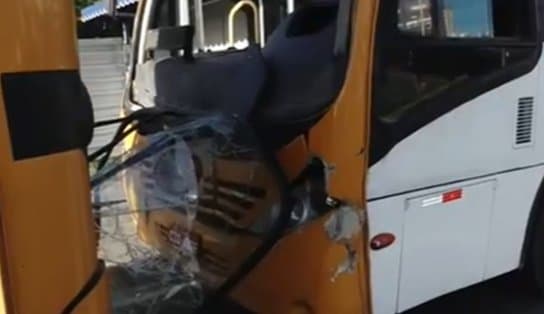 Imagem de Engavetamento envolvendo três micro-ônibus deixa cobradora ferida no bairro do Stiep, em Salvador