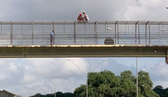 Imagem de Isidório diz que “Deus lhe deu coragem” para ajudar jovem a não se jogar de viaduto: “Espírito Santo ajudou ele”