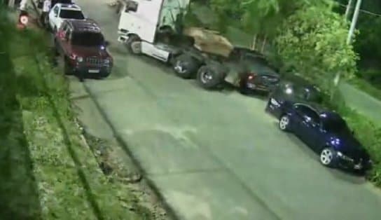 Imagem de Sai da frente! Desgovernada, carreta atinge três carros de luxo; veja vídeo