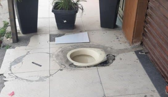 Imagem de Vaso sanitário instalado na calçada de um bar chama atenção em Feira de Santana e vira meme nas redes sociais