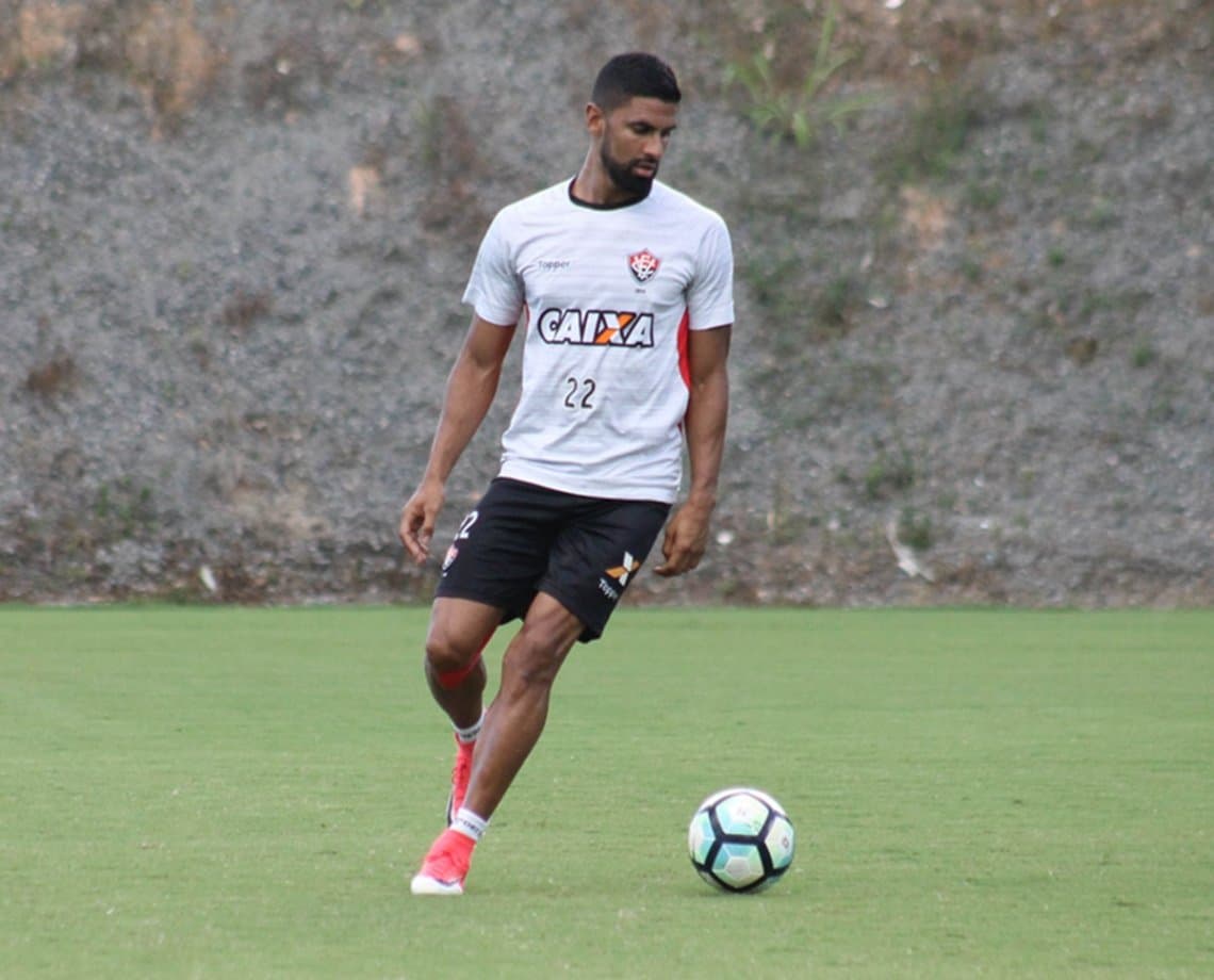 Esperança para o ataque do Vitória, Tréllez desembarca nesta quarta em Salvador para treinar com o Leão 