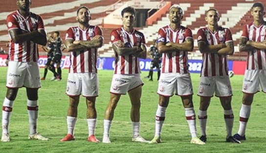 Imagem de Náutico vence o Atlético de Alagoinhas por 3 a 0 nos Aflitos; sariguê invadiu campo