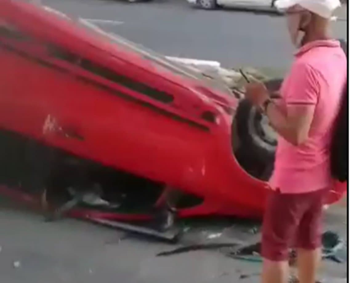 Motorista dorme ao volante e capota carro na Avenida Vasco da Gama, em Salvador; veja vídeo