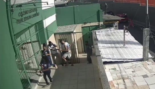 Imagem de Câmeras de segurança flagram momento que estudantes são assaltados na entrada de colégio em Salvador; assista