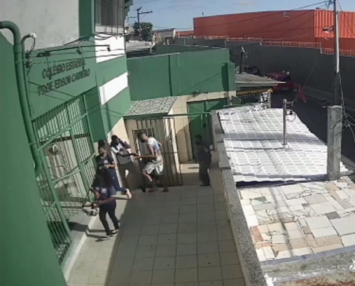 Câmeras de segurança flagram momento que estudantes são assaltados na entrada de colégio em Salvador; assista