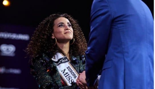 Imagem de  Miss Alemanha 2022 é imigrante brasileira, negra e nascida em favela; concurso celebrou "empoderamento feminino"