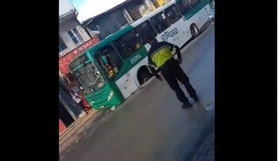 Imagem de Cratera se abre em Sussuarana, e trecho da Avenida Ulysses Guimarães fica interditado; ônibus chegou a ficar preso