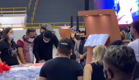 Imagem de "Paulinha, me diz, o que eu faço?": Daniel Diau canta no velório da parceira e emociona a todos; veja vídeo 