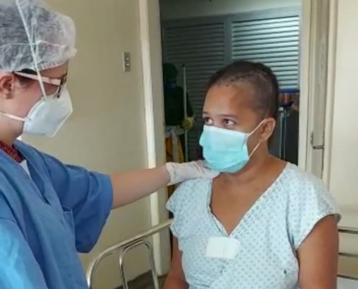 Em tratamento revolucionário, mulher volta a mexer membros do corpo após AVC em Salvador 