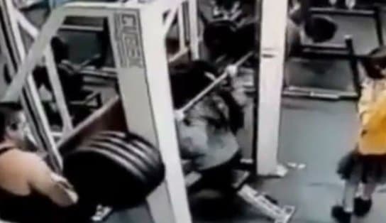 Imagem de Vídeo: mulher morre esmagada por barra com 180 Kg em academia 