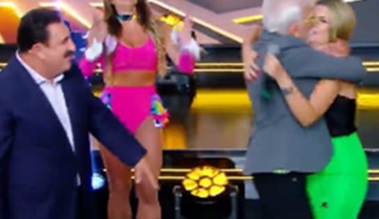 Imagem de Moacyr Franco dá beijão em Antônia Fontenelle durante jogo no Programa do Ratinho; veja vídeo