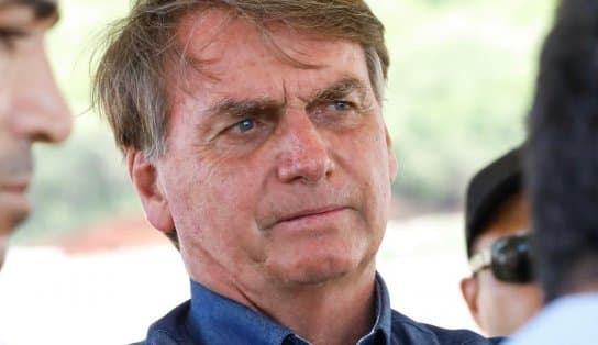 Imagem de Bolsonaro se cala sobre ataque russo e desautoriza fala de Mourão; "está dando peruada naquilo que não lhe compete"