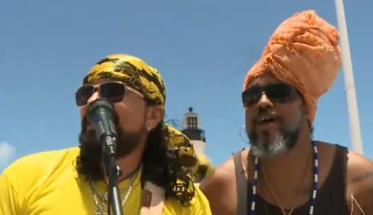 Imagem de Conheça os sósias de Bell e Carlinhos que agitam o Farol da Barra mesmo sem o Carnaval 