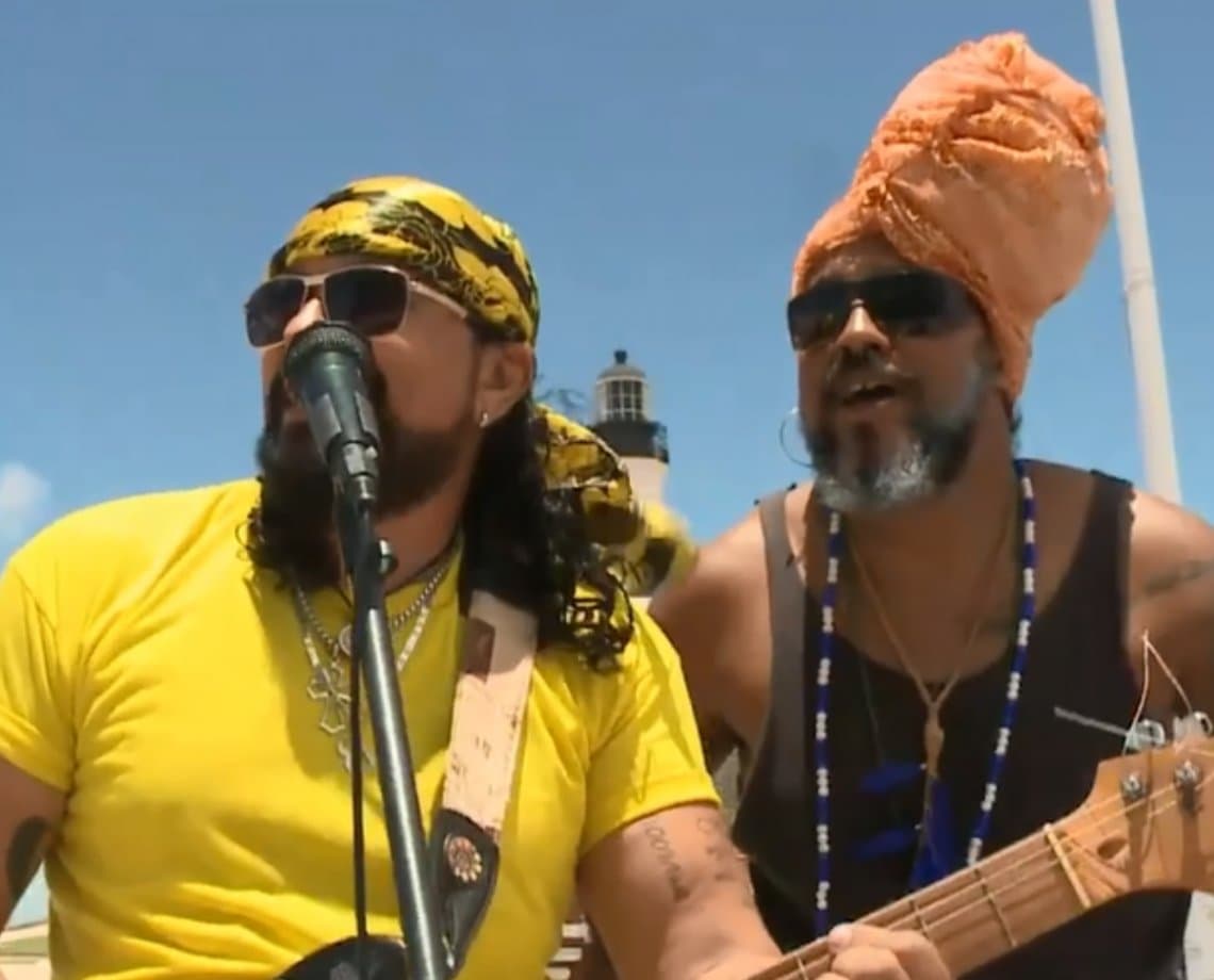 Conheça os sósias de Bell e Carlinhos que agitam o Farol da Barra mesmo sem o Carnaval 