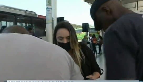 Imagem de Vídeo: repórter do SBT é intimidada ao vivo por dois homens ao cobrir greve em terminal do BRT