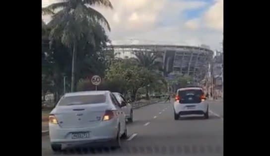 Imagem de Vídeo: troca de tiros na região do Dique do Tororó causa transtorno no trânsito e desespera motoristas: "dá a volta, rápido!"