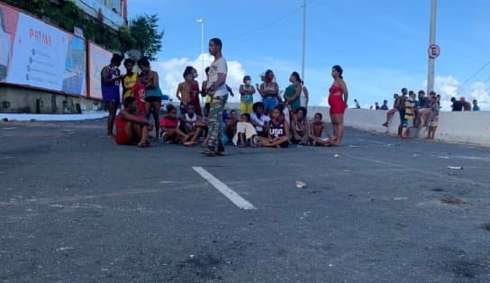 Imagem de Moradores da região da Gamboa fecham a Av. Contorno após as mortes de três pessoas em ação policial