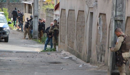 Imagem de Dois morrem e quatro são presos durante operação da polícia contra homicídios e tráfico de drogas na Bahia